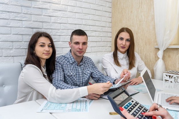 Gruppo di persone che controllano la dichiarazione in ufficio