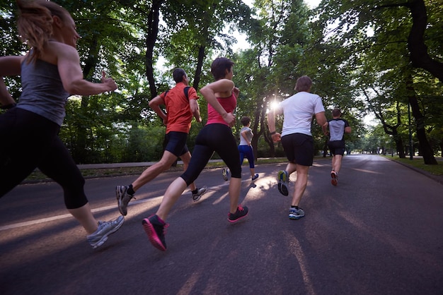 gruppo di persone che fa jogging, squadra di corridori durante l'allenamento mattutino