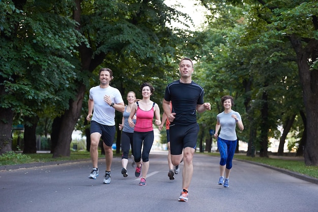 gruppo di persone che fa jogging, squadra di corridori durante l'allenamento mattutino