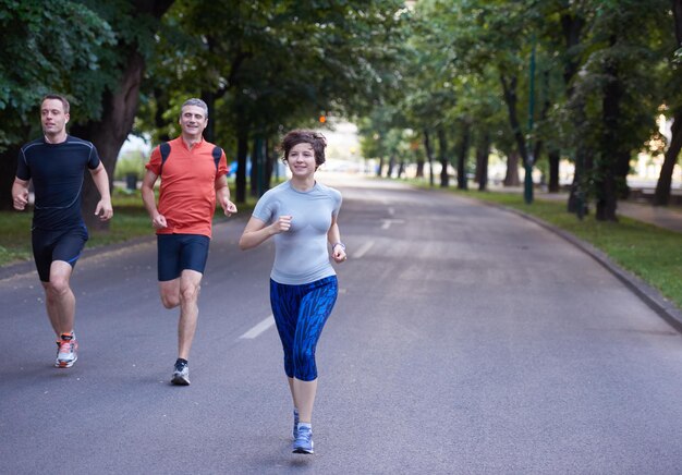 gruppo di persone che fa jogging, squadra di corridori durante l'allenamento mattutino