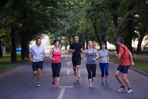 gruppo di persone che fa jogging, squadra di corridori durante l'allenamento mattutino