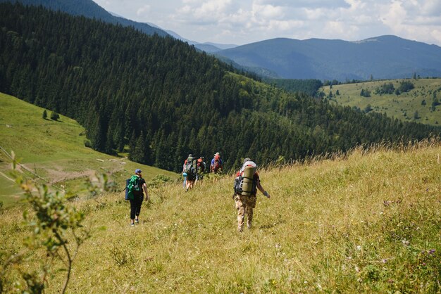 Gruppo di persone che fanno un'escursione in montagna