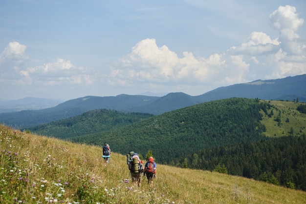 Gruppo di persone che fanno un'escursione in montagna