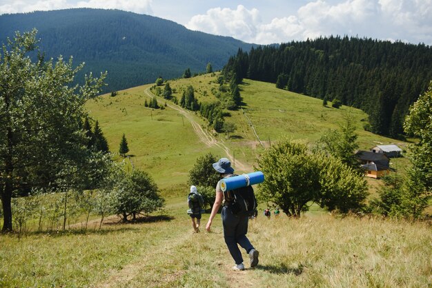 Gruppo di persone che fanno un'escursione in montagna