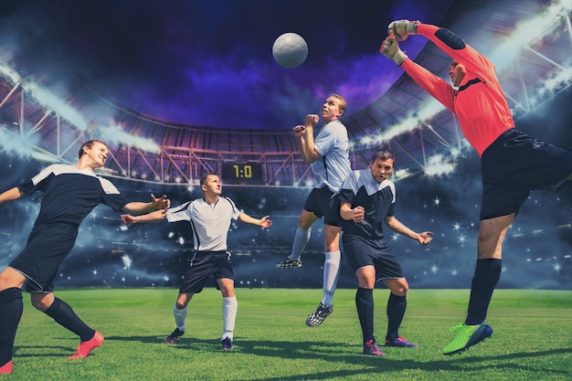 Gruppo di persone che giocano a calcio sul campo