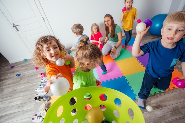 Gruppo di persone che giocano a palloncini