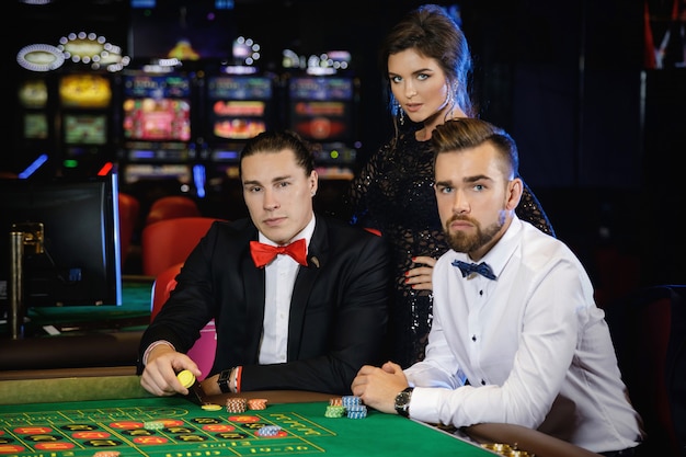 Gruppo di persone che giocano alla roulette nel casinò