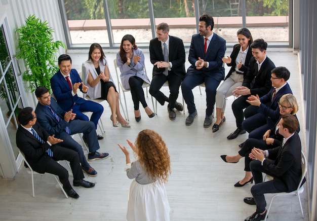 Gruppo di persone che hanno un evento aziendale