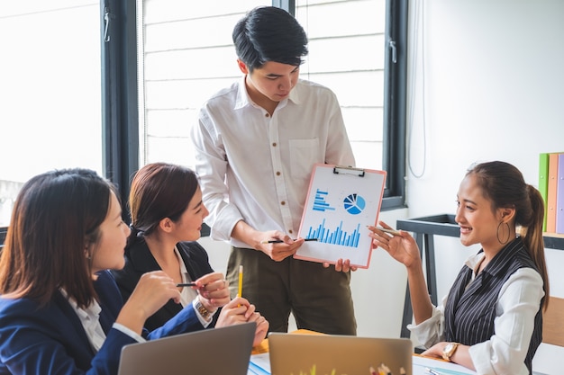 Gruppo di persone che hanno una riunione