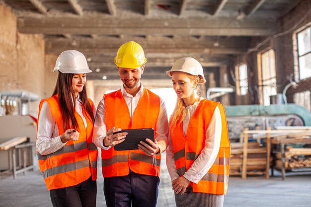 Gruppo di persone che lavorano in città