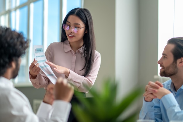 Gruppo di persone che lavorano in ufficio