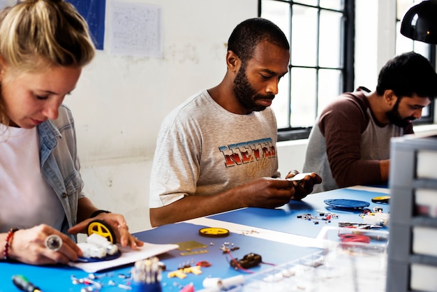 Gruppo di persone che lavorano presso l&#39;officina elettronica