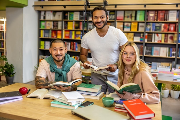 Gruppo di persone che leggono libri in biblioteca