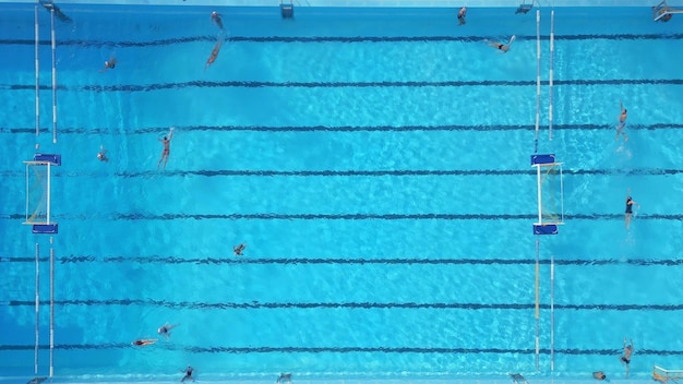 Gruppo di persone che nuotano in una piscina