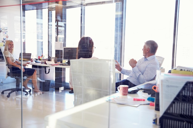 Gruppo di persone che parlano in ufficio