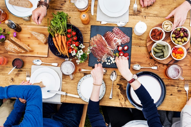 Gruppo di persone che pranza concetto