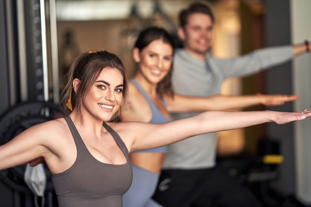 gruppo di persone che si allenano in palestra