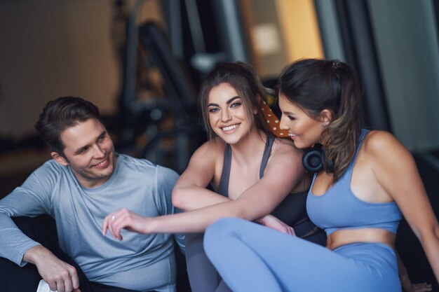 gruppo di persone che si allenano in palestra