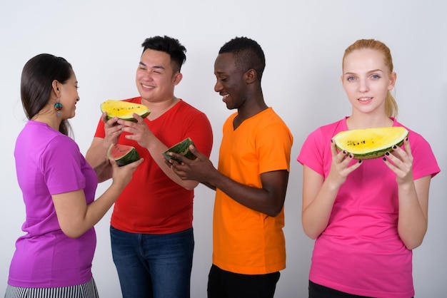 Gruppo di persone che tengono del cibo