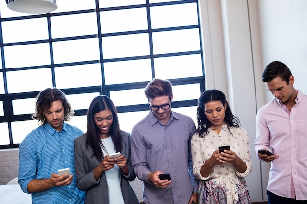 Gruppo di persone che utilizzano uno smartphone