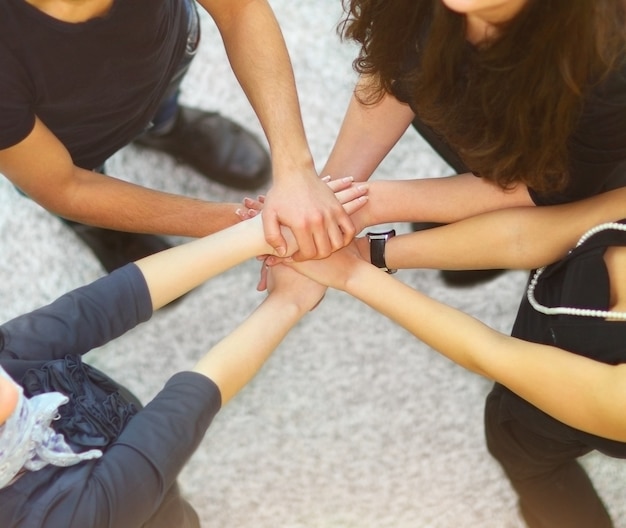 Gruppo di persone con le mani che mostrano insieme il lavoro di squadra