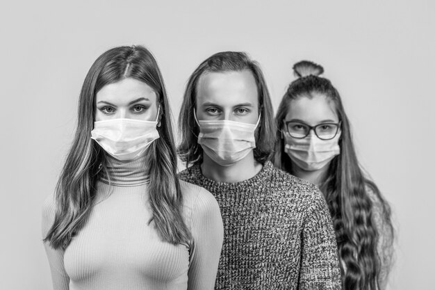 Gruppo di persone con maschere protettive. Folla di persone che indossano maschere mediche. Concetto di epidemia di coronavirus. Gruppo di persone che indossano una maschera medica protettiva per la protezione dalle malattie virali