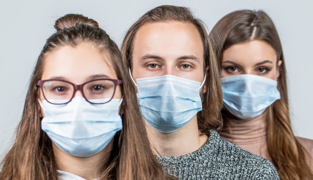 Gruppo di persone con maschere protettive. Folla di persone che indossano maschere mediche. Concetto di epidemia di coronavirus.