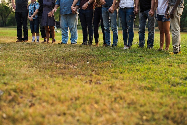 Gruppo di persone di felicità che tengono insieme mano