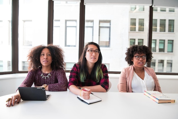 Gruppo di persone diverse che hanno una riunione d&#39;affari