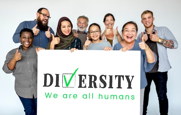 Gruppo di persone diverse con poster diversità