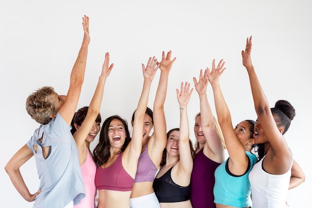 Gruppo di persone diverse durante la lezione di yoga