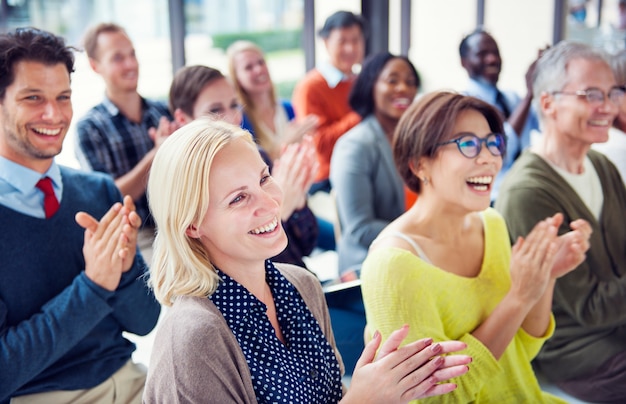 Gruppo di persone diverse in una conferenza