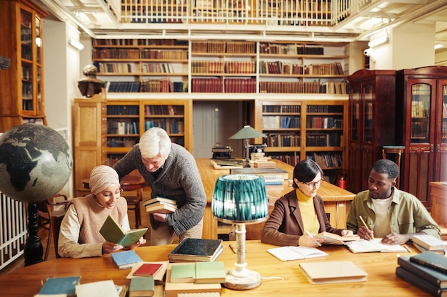 Gruppo di persone in biblioteca