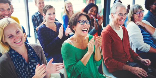 Gruppo di persone in seminario