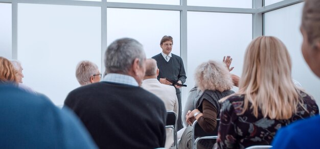 Gruppo di persone mature che applaudono dopo l'incontro