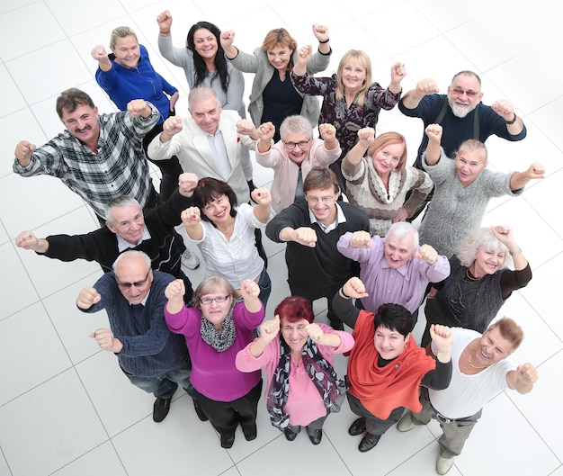 Gruppo di persone mature fiduciose che mostrano il loro successo