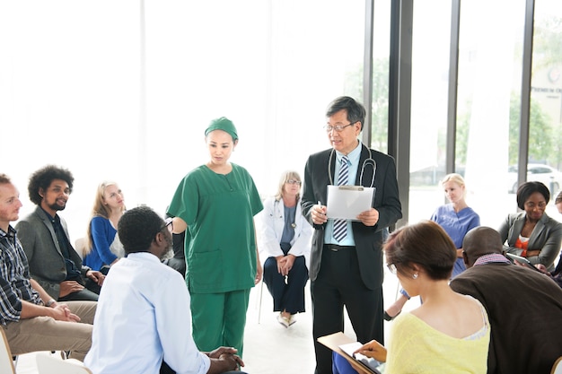 Gruppo di persone mediche che hanno una riunione