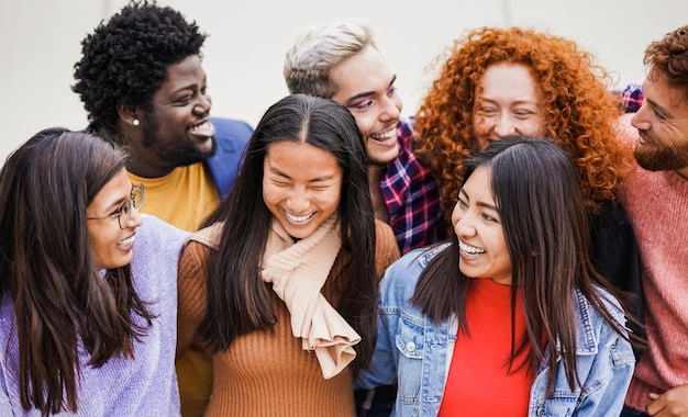 Gruppo di persone multirazziali che ridono insieme in città Concetto di diversità