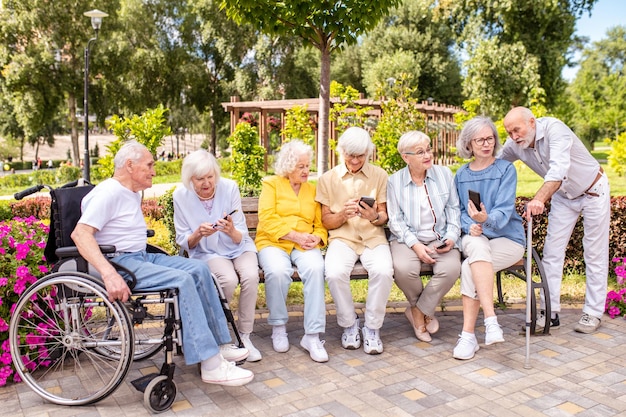 Gruppo di persone nel parco