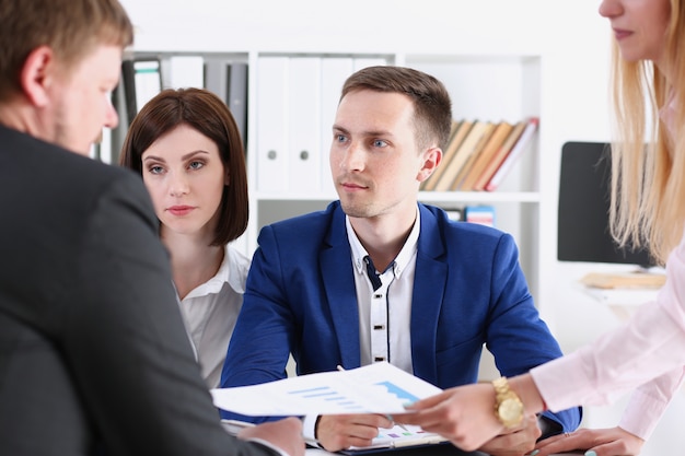 Gruppo di persone sedute in carica deliberatamente