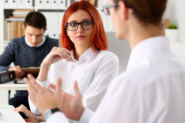 Gruppo di persone sedute in ufficio a deliberare sul ritratto del problema