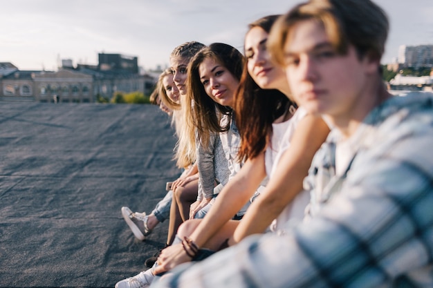 Gruppo di persone. Sfondo di amicizia felice. Celebrazione all'aperto, tempo libero creativo