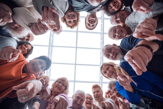 Gruppo di persone sorridenti che puntano alla telecamera