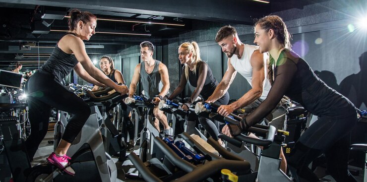 Foto gruppo di persone sportive in classe di ciclismo