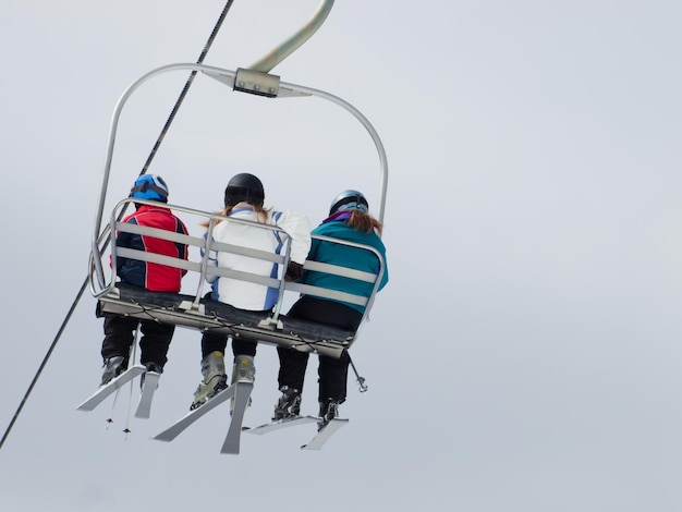 Gruppo di persone sulla seggiovia nella località sciistica di Loveland, Colorado.