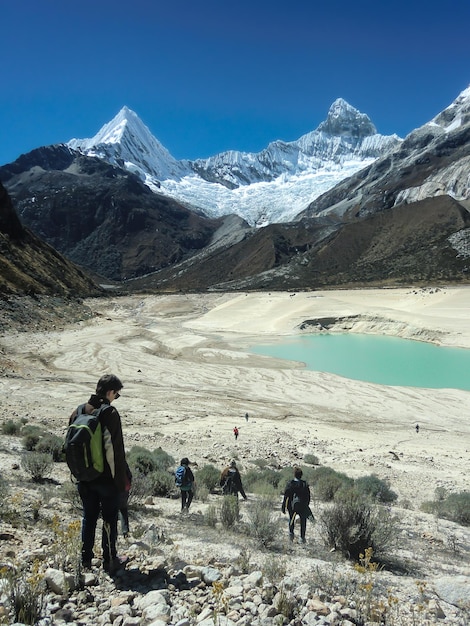 Gruppo di persone vicino a un lago nelle Ande peruviane