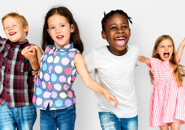 Gruppo di piccoli bambini di felicità che tengono insieme mano