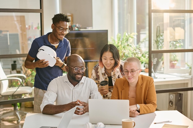 Gruppo di programmatori che hanno una videochiamata sul laptop