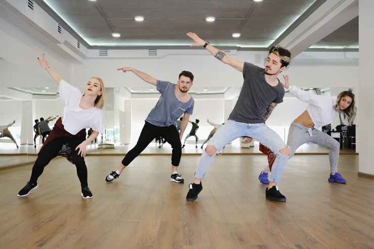 Gruppo di quattro ballerini hip-hop