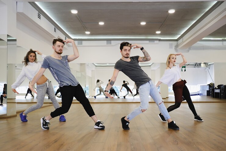 Gruppo di quattro ballerini hip-hop